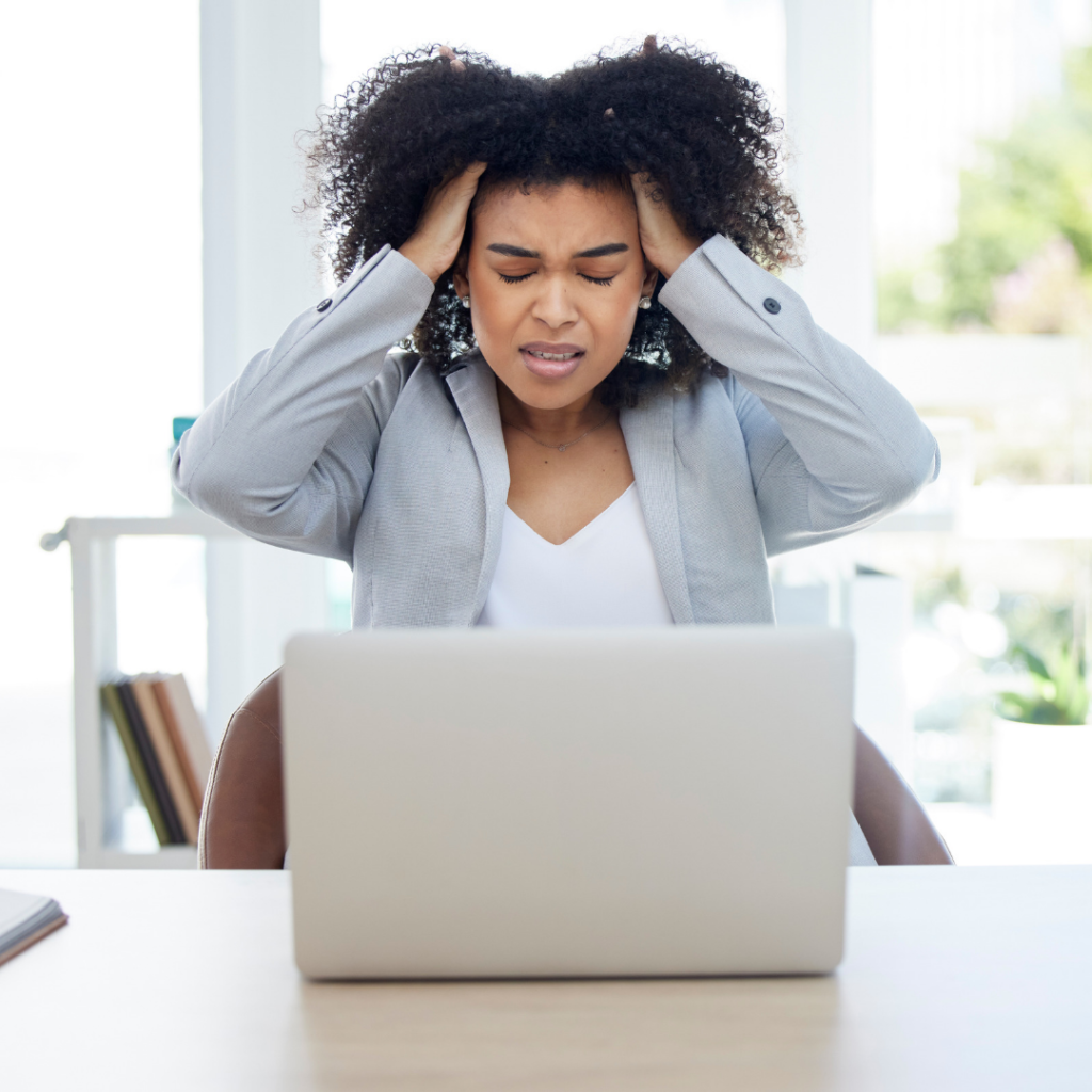 Como Golpes Pelo WhatsApp Usam Dados do LinkedIn: Entenda e Proteja-se 8 Celular mostrando conversa suspeita de golpe no WhatsApp com dados do LinkedIn.