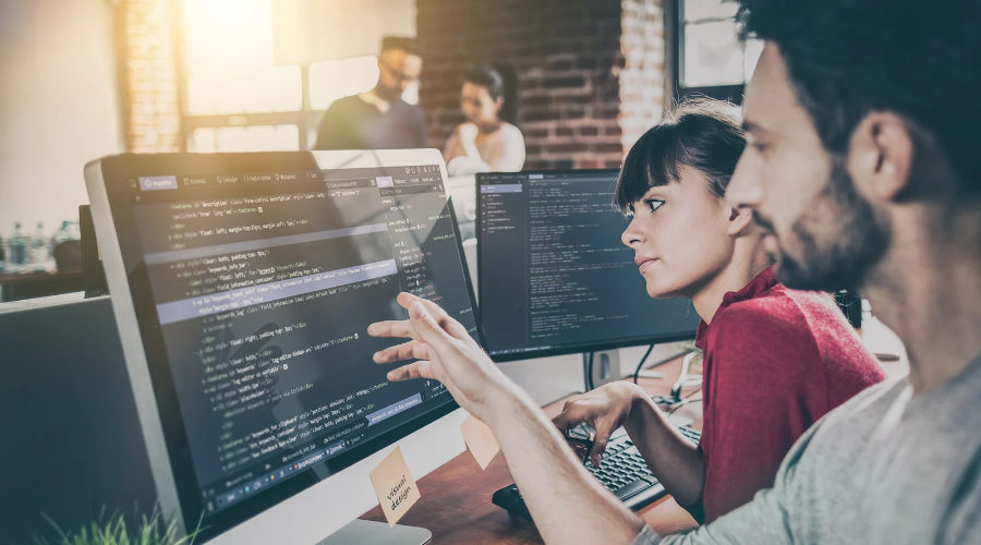 3 Princípios de Design de Software mais populares do mercado 5 Ilustração representando os princípios de design de software SOLID, DRY e KISS para desenvolvimento de código limpo e eficiente